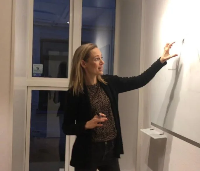 Ditte Munch-Andersen underviser ved en tavle